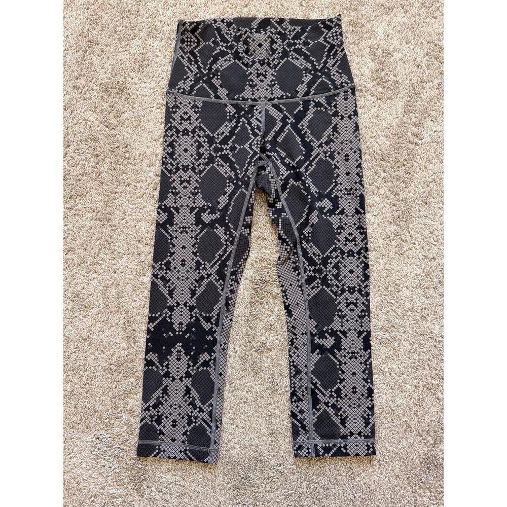 Lululemon Size 6 Wunder Under Cropped Leggings